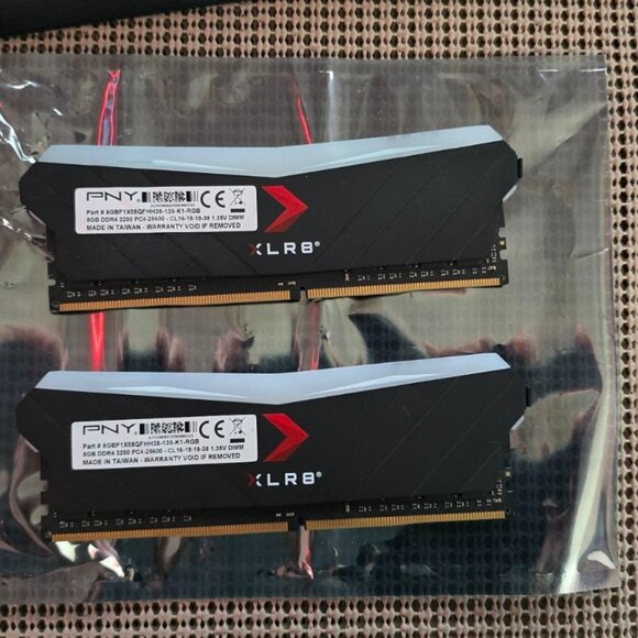 16GB (2x8GB) PNY XLR8 RGB DDR4 3200 PC4-25600 - Picture 1 of 3